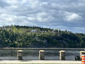 Message d'absence et réflexion sur la disponibilité invisible _ Photo prise à Chicoutimi devant la rivière Saguenay