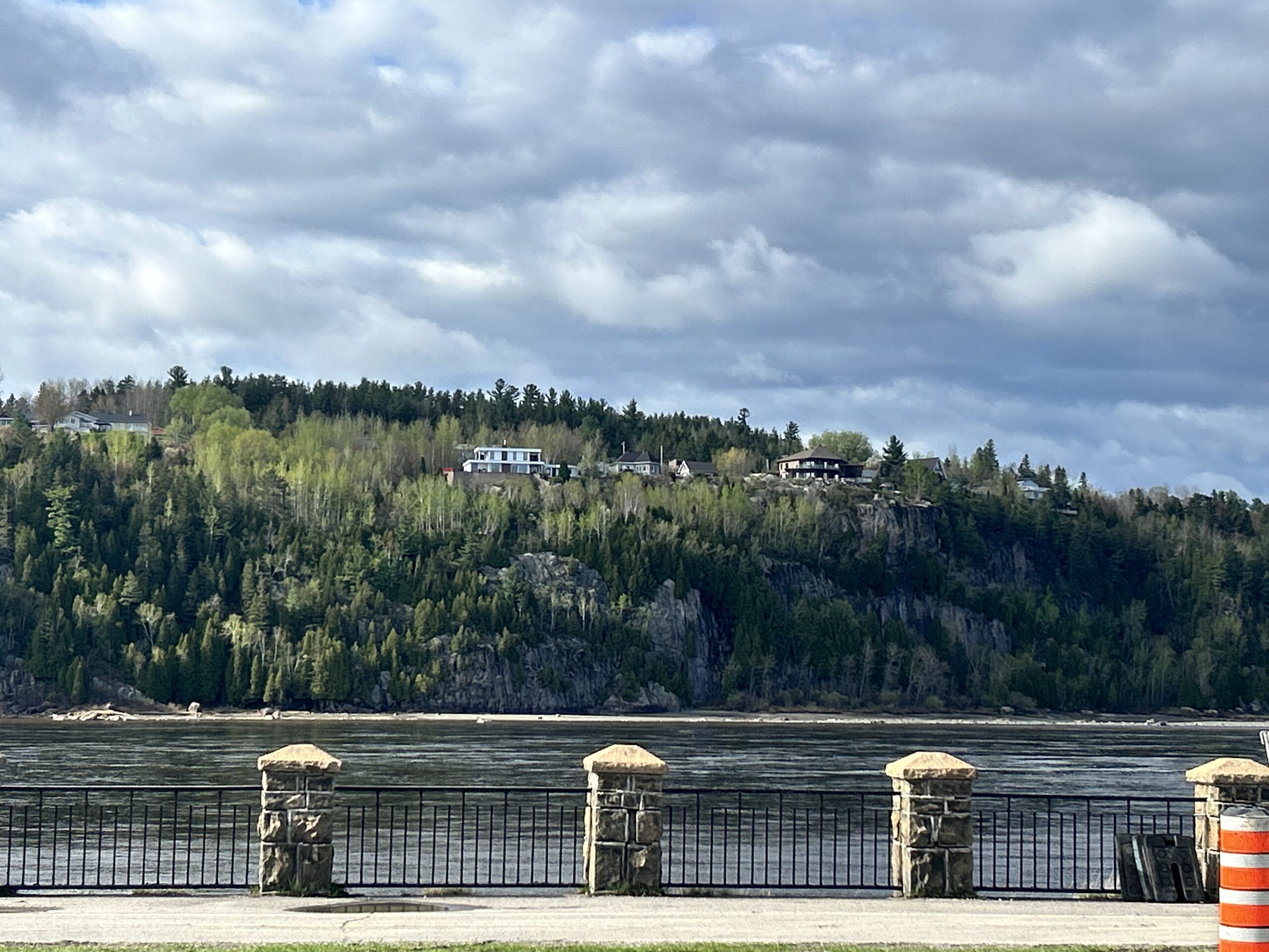 La rivière Saguenay et ses falaises boisées, vues de la promenade de Chicoutimi