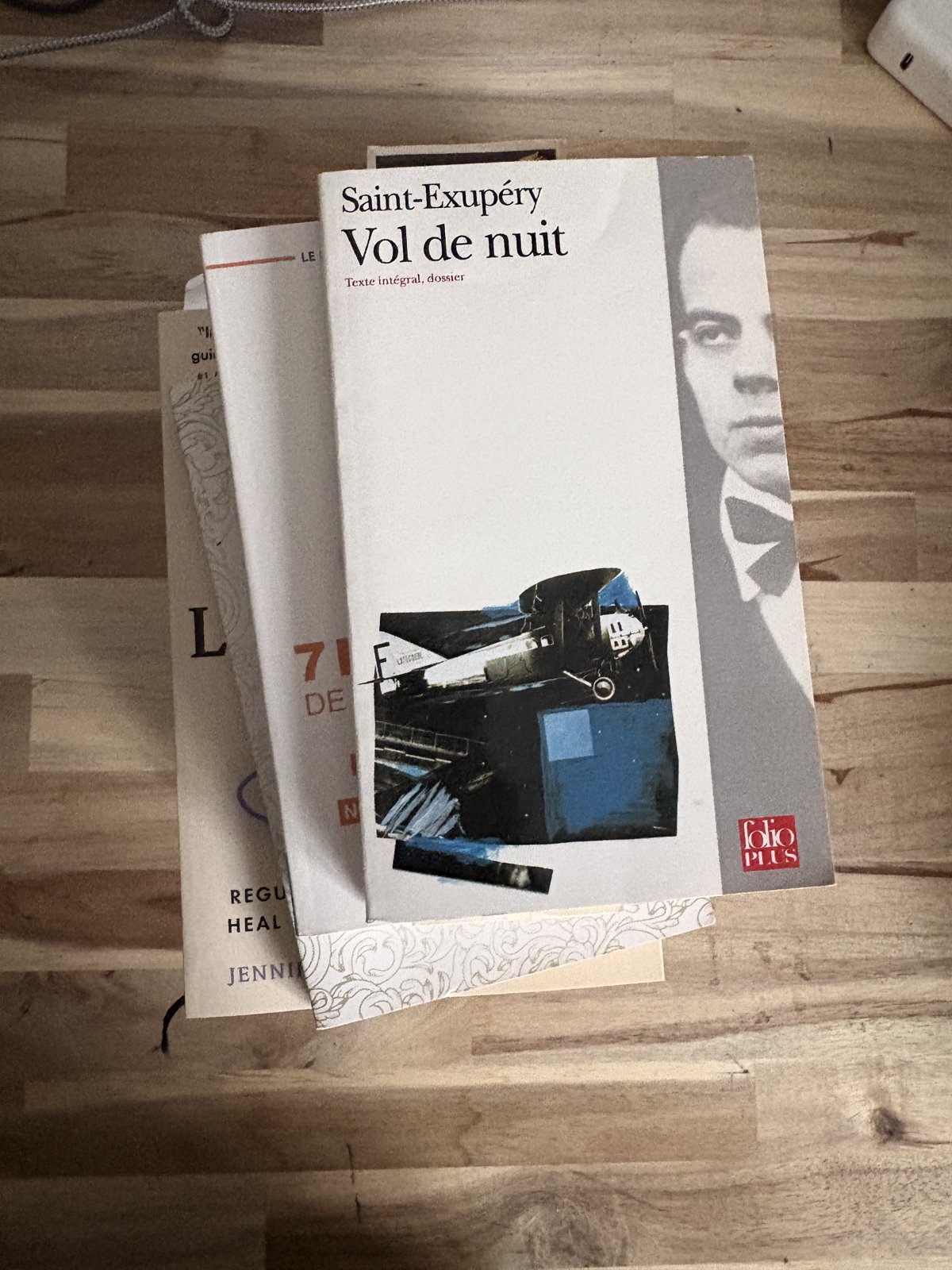 Le livre « Vol de nuit » de Antoine de Saint-Exupéry, dans ma bibliothèque
