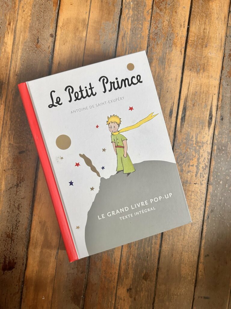 Le livre « Le Petit Prince » de Antoine de Saint-Exupéry, dans ma bibliothèque