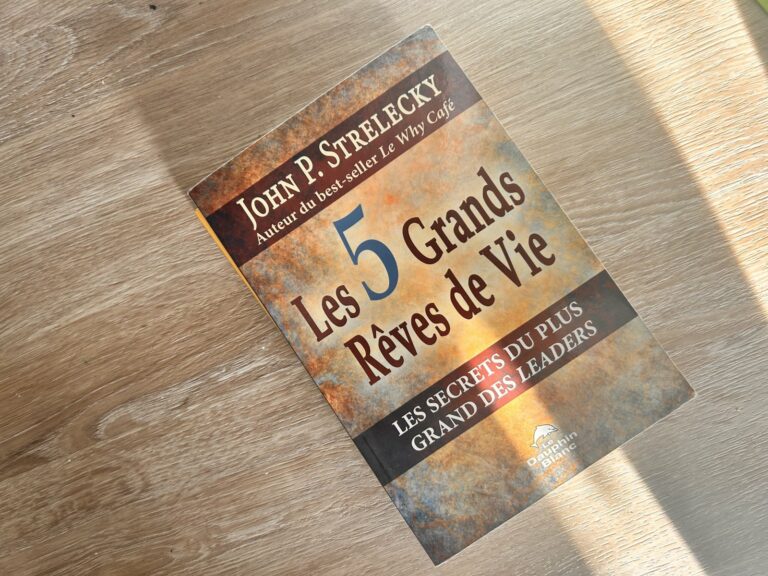 Le livre « Les 5 grands rêves de vie » de John P. Strelecky, dans ma bibliothèque