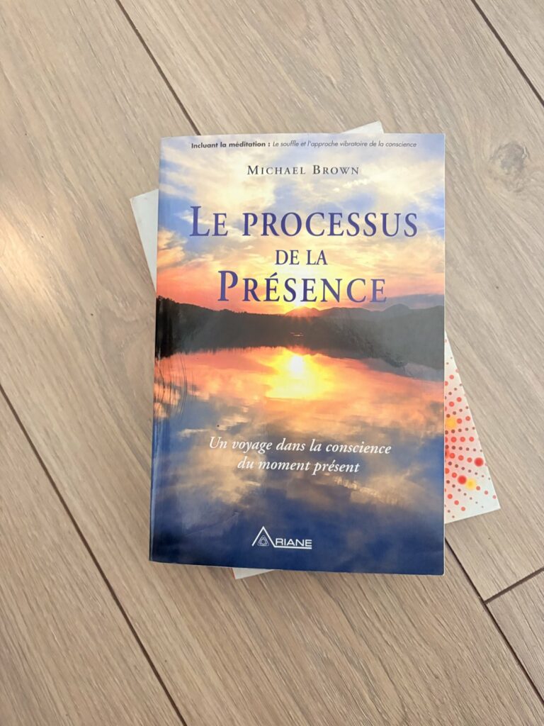 Le livre « Le processus de la Présence » de Michael Brown, dans ma bibliothèque