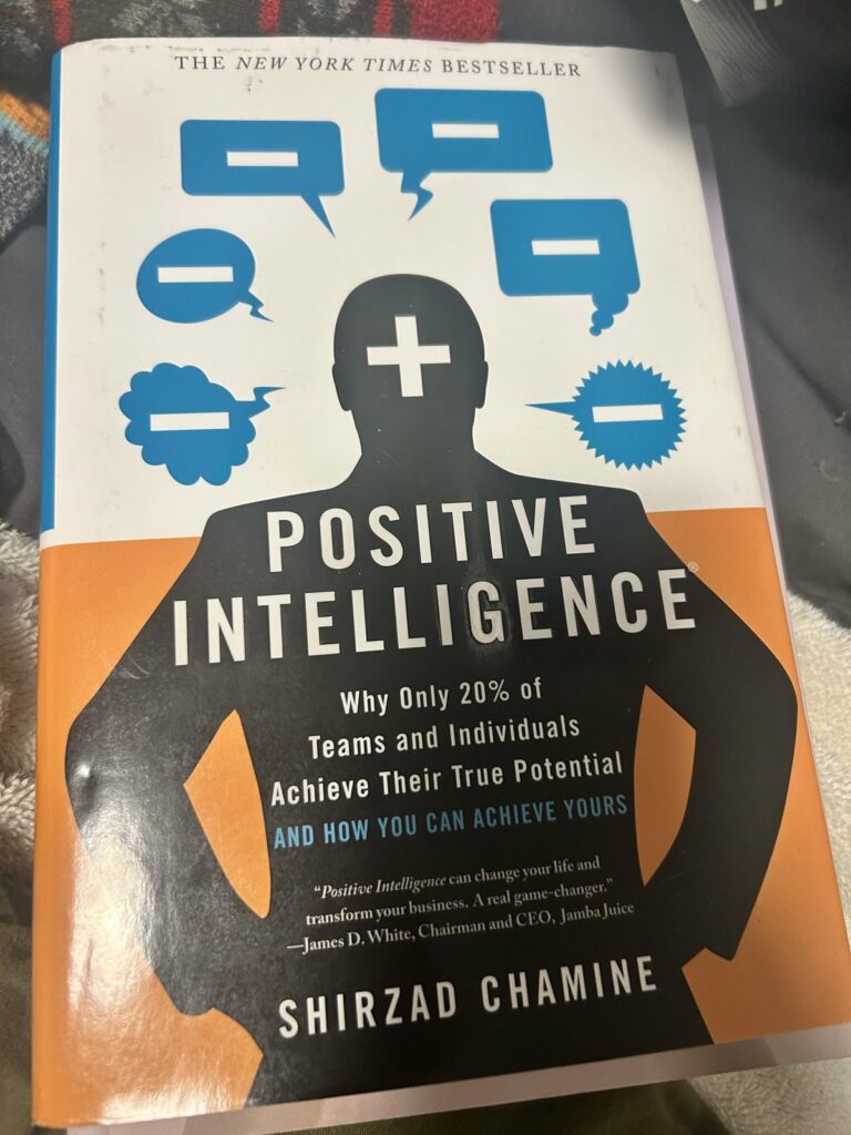 Le livre « Positive Intelligence » de Shirzad Chamine, dans ma bibliothèque