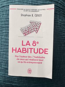 Le livre « La 8e habitude » de Stephen R. Covey, dans ma bibliothèque