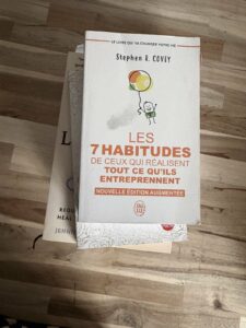 Le livre « Les 7 habitudes de ceux qui réalisent tout ce qu'ils entreprennent » de Stephen R. Covey, dans ma bibliothèque