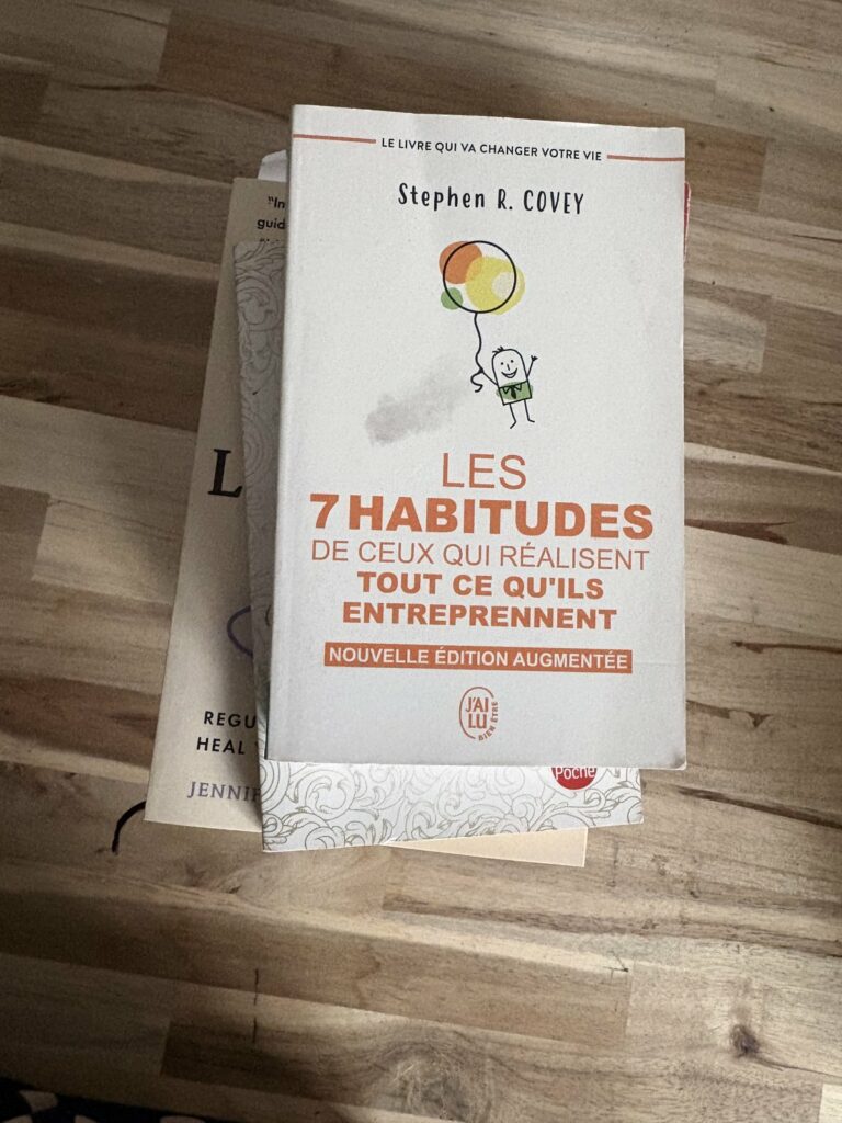Le livre « Les 7 habitudes de ceux qui réalisent tout ce qu'ils entreprennent » de Stephen R. Covey, dans ma bibliothèque