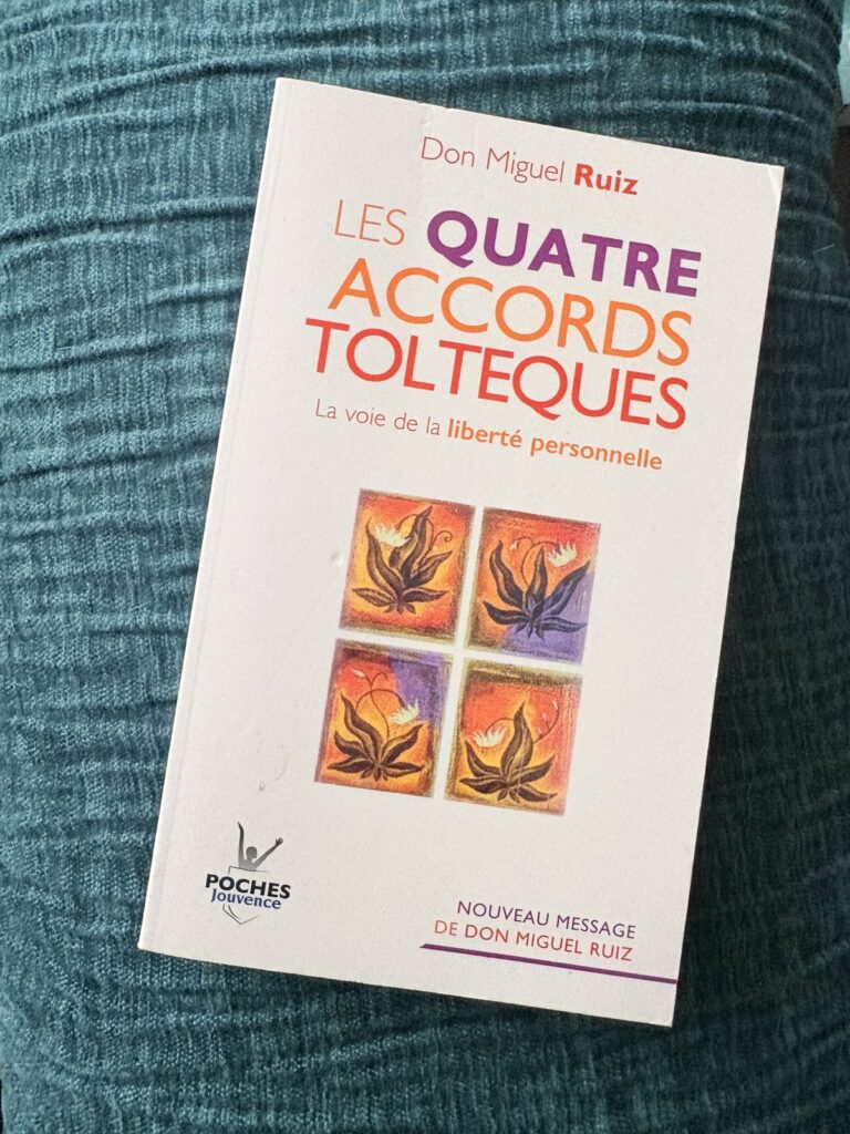 Le livre « Les quatre accords toltèques » de Miguel Ruiz, dans ma bibliothèque