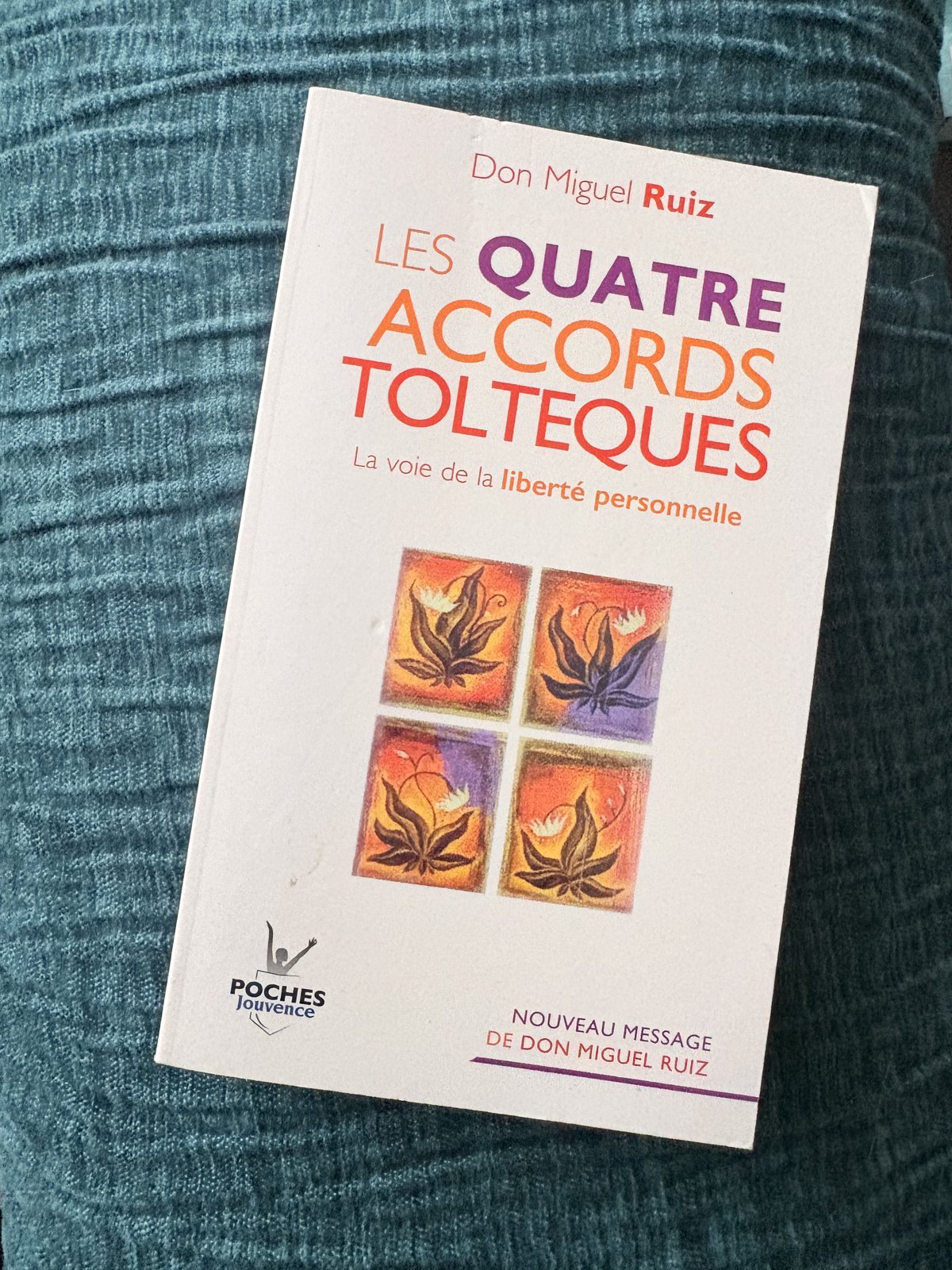 Le livre « Les quatre accords toltèques » de Miguel Ruiz, dans ma bibliothèque