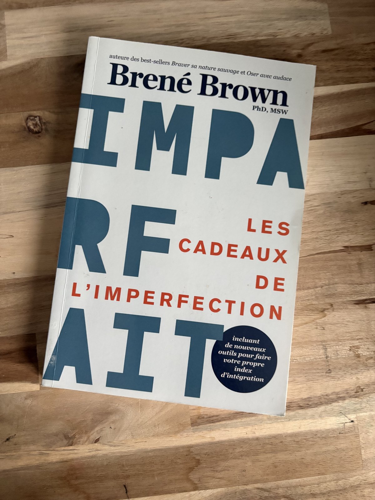 Le livre « Les cadeaux de l'imperfection » de Brené Brown, dans ma bibliothèque