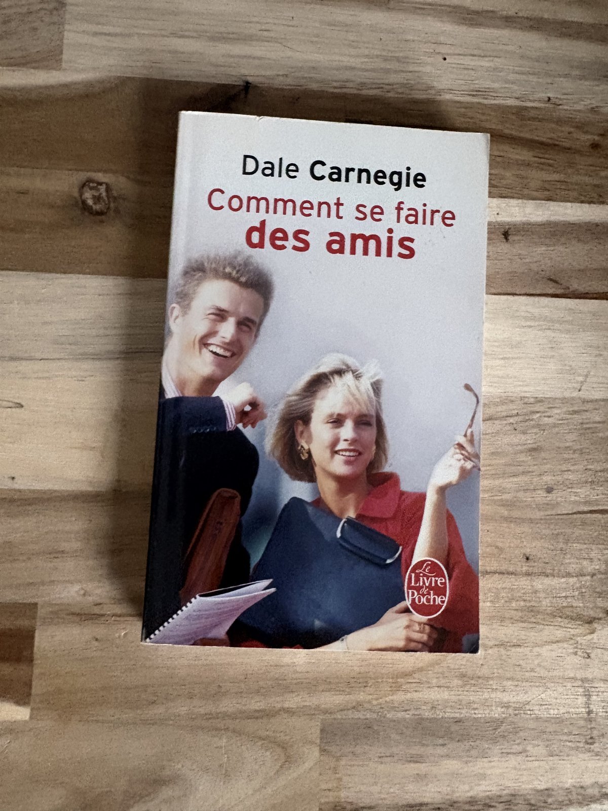 Le livre « Comment se faire des amis » de Dale Carnegie, dans ma bibliothèque