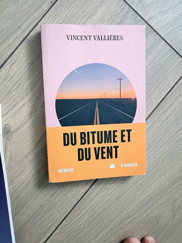 Le livre « Du bitume et du vent » de Vincent Vallières, dans ma bibliothèque