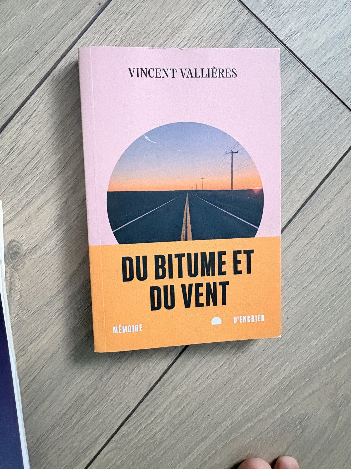 Le livre « Du bitume et du vent » de Vincent Vallières, dans ma bibliothèque