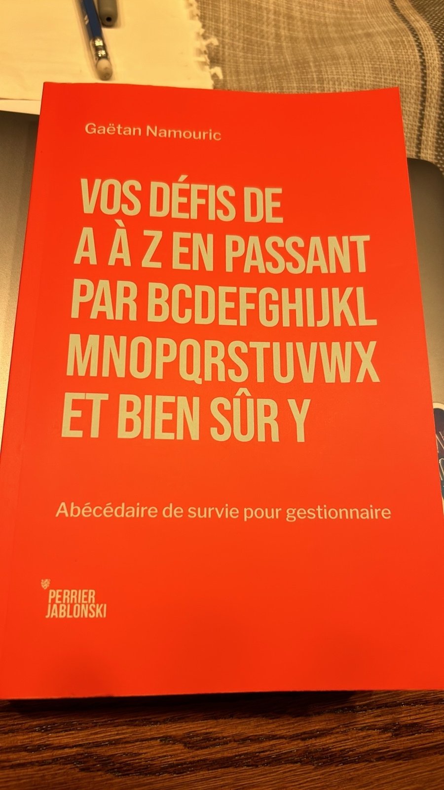 Le livre « Vos défis de A à Z en passant par BCDEFGHIJKLMNOPQRTSUVWX et bien sûr Y » de Gaëtan Namouric, dans ma bibliothèque