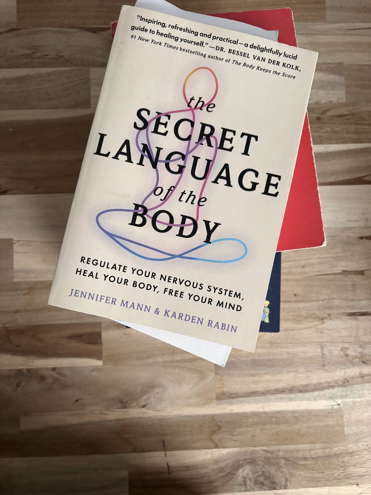 Le livre « The Secret Language of the Body » de Jennifer Mann, Karden Rabin, dans ma bibliothèque