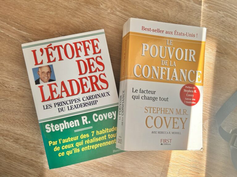 Les livres « L’étoffe des leaders » de Stephen R. Covey et « Le pouvoir de la confiance » de Stephen M.R. Covey, dans ma bibliothèque