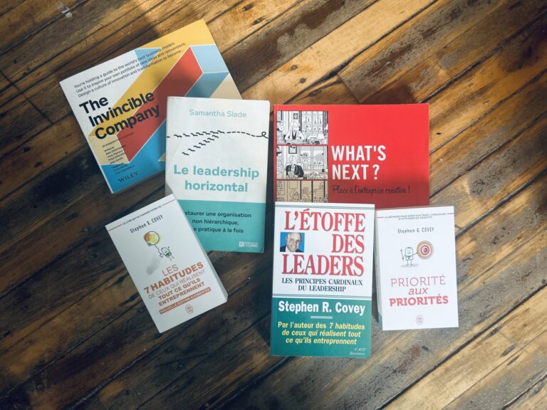 Six livres de leadership et de gestion de ma bibliothèque : The Invincible Company, Le leadership horizontal, What’s next ?, Les 7 habitudes, L’étoffe des leaders et Priorité aux priorités