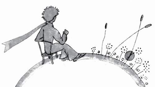Le petit prince assis sur une chaise regarde le coucher du soleil