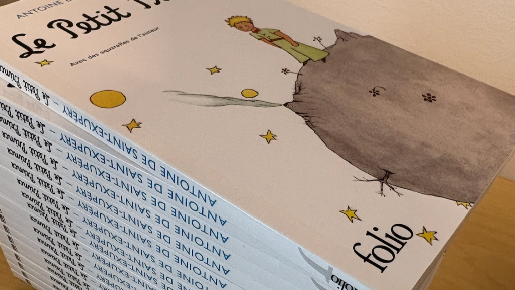 Pile d'exemplaires du Petit Prince d'Antoine de Saint-Exupéry